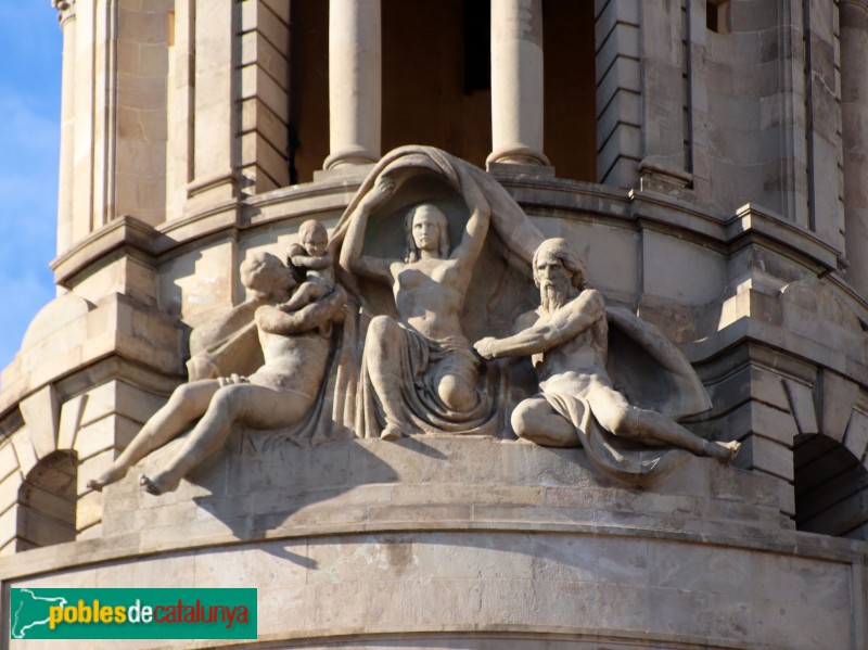 Barcelona - La Unión y el Fénix. Grup escultòric de Frederic Marès (Foto: Albert Esteves, 2021) Barcelona - La Unión y el Fénix. Grup escultòric de Frederic Marès