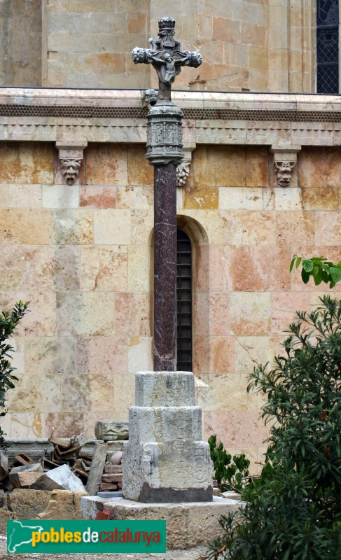 Creu de terme de Tamarit, original al jardí de la Seu (Foto: Albert Esteves, 2022) Creu de terme de Tamarit, original al jardí de la Seu