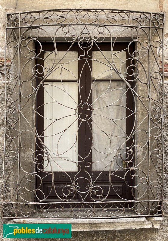 Hostalric - Reuixa de ferro al carrer Major (Foto: Albert Esteves, 2022) Hostalric - Reuixa de ferro al carrer Major