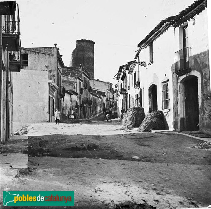Hostalric - Carrer Major (Foto: Josep Salvany -Fons Salvany. Biblioteca de Catalunya-, 1911) Hostalric - Carrer Major