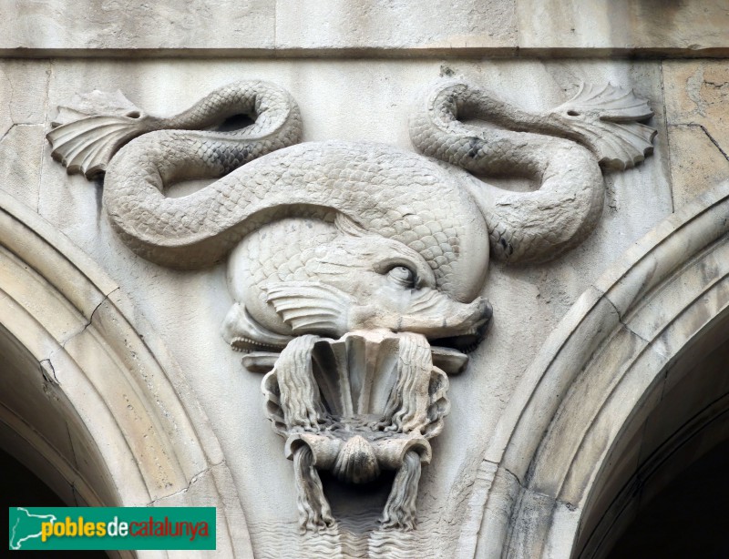 Barcelona - Porxos d'en Xifré. Relleus entre els arcs (VPons) (1) (Foto: Valentí Pons, 2022) Barcelona - Porxos d'en Xifré. Relleus entre els arcs (VPons) (1)