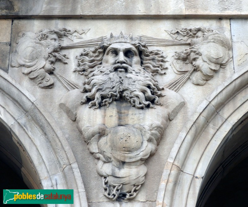 Barcelona - Porxos d'en Xifré. Relleus entre els arcs (VPons) (2) (Foto: Valentí Pons, 2022) Barcelona - Porxos d'en Xifré. Relleus entre els arcs (VPons) (2)