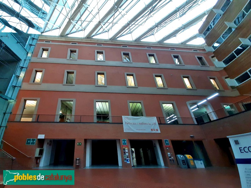 Barcelona - Casernes militars (UPF). Pati cobert edifici Roger de Llúria