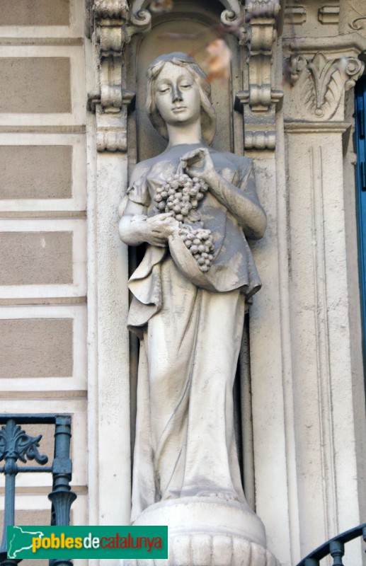 Barcelona - Rambla Catalunya, 77. Escultura (Foto: Albert Esteves, 2022) Barcelona - Rambla Catalunya, 77. Escultura