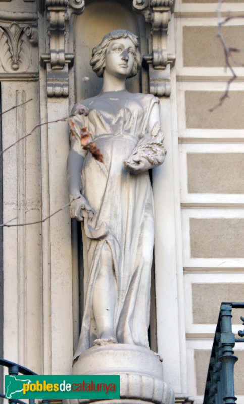 Barcelona - Rambla Catalunya, 77. Escultura (Foto: Albert Esteves, 2022) Barcelona - Rambla Catalunya, 77. Escultura