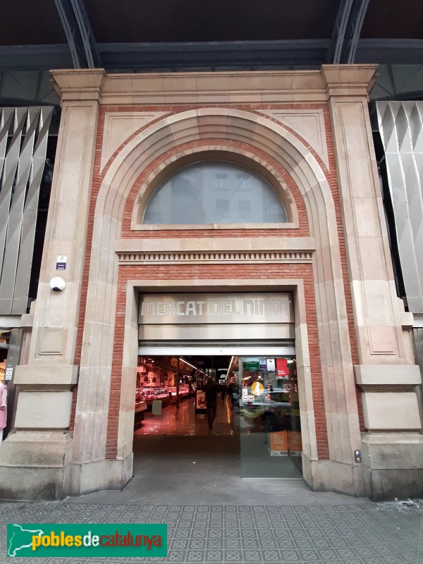 Barcelona - Mercat del Ninot. Porta carrer Casanova (Foto: Sergi Suárez, 2022) Barcelona - Mercat del Ninot. Porta carrer Casanova