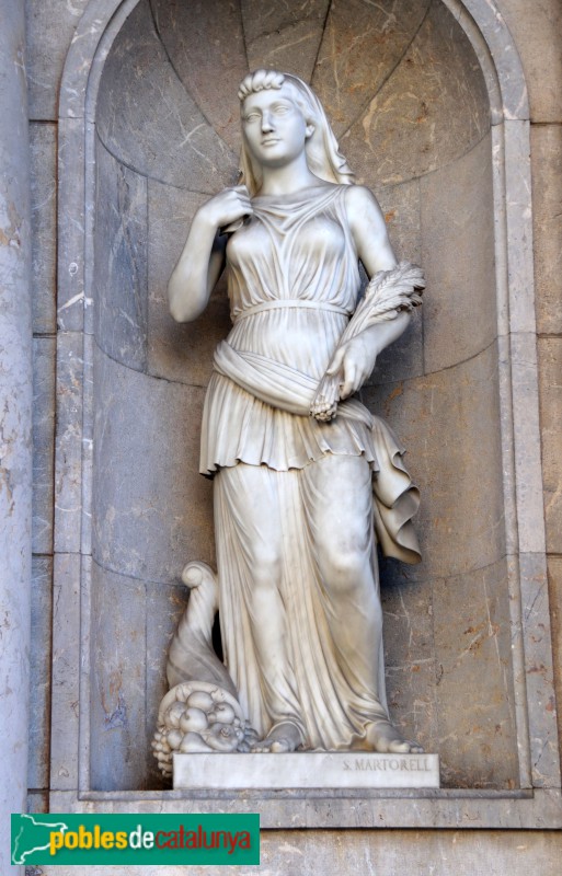 Tarragona - La Caixa. Escultura <i>l'Agricultura</i>, de Salvador Martorell (Foto: Albert Esteves, 2022) Tarragona - La Caixa. Escultura <i>l'Agricultura</i>, de Salvador Martorell