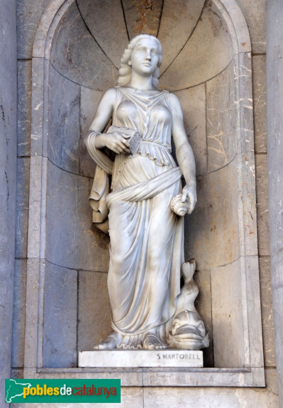 Tarragona - La Caixa. Escultura <i>el Mar</i>, de Salvador Martorell (Foto: Albert Esteves, 2022) Tarragona - La Caixa. Escultura <i>el Mar</i>, de Salvador Martorell