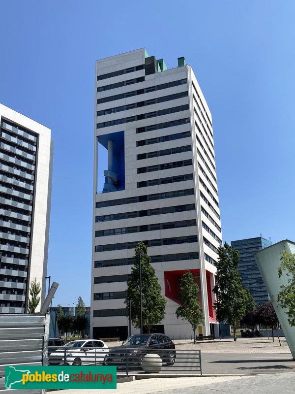 L'Hospitalet de Llobregat - Torre Blanca (Foto: Albert Esteves, 2022) L'Hospitalet de Llobregat - Torre Blanca