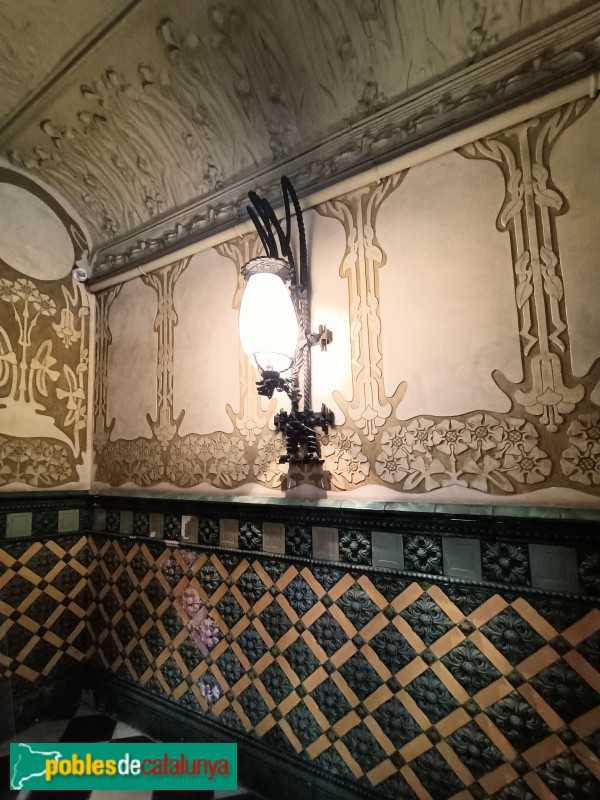 Barcelona - Casa Gomis. Vestíbul (Foto: Anna Corcoll, 2022) Barcelona - Casa Gomis. Vestíbul