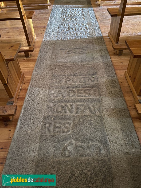 Llívia - Església de la Mare de Déu dels Àngels. Lloses sepulcrals (Foto: Albert Esteves, 2022) Llívia - Església de la Mare de Déu dels Àngels. Lloses sepulcrals