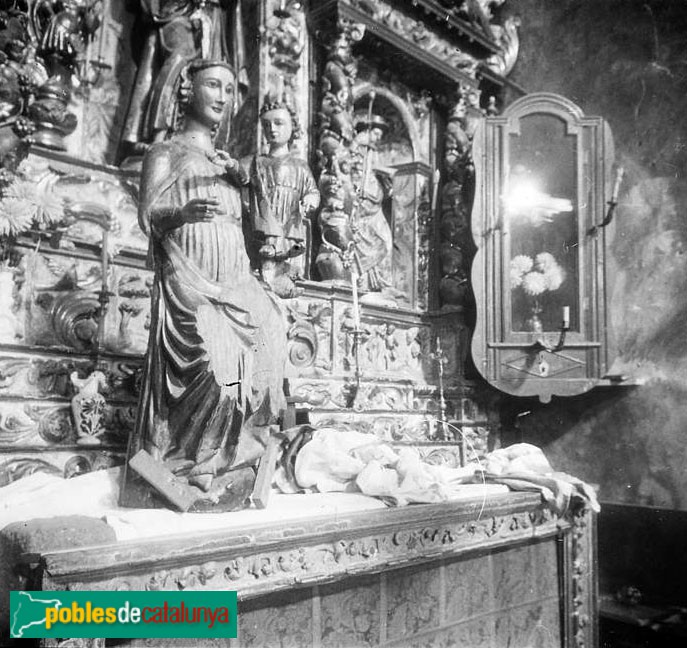 Llívia - Església de la Mare de Déu dels Àngels. Primer pla d'una marededeu (Foto: <i>Josep Salvany -Fons Salvany.</i> Biblioteca de Catalunya-, 1924) Llívia - Església de la Mare de Déu dels Àngels. Primer pla d'una marededeu