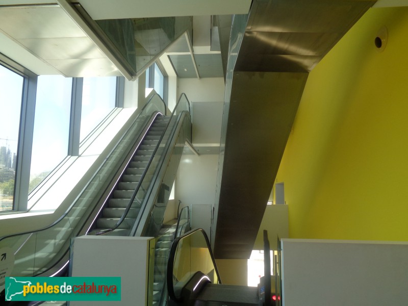 Barcelona - Disseny Hub Barcelona. Escales interiors (Foto: Sergi Suárez, 2022) Barcelona - Disseny Hub Barcelona. Escales interiors