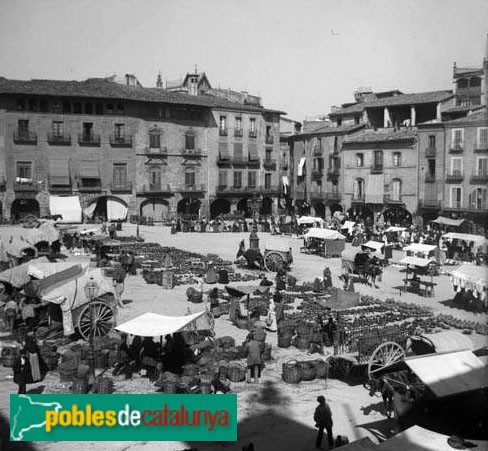 Vic - Plaça Major (Foto: Frederic Bordas -Arxiu fotogràfic Centre Excursionista de Catalunya-, 1882) Vic - Plaça Major