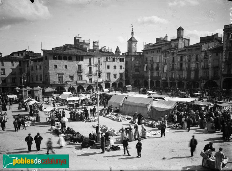 Vic - Plaça Major (Foto: Juli Soler -Arxiu fotogràfic Centre Excursionista de Catalunya-, 1888-1914) Vic - Plaça Major