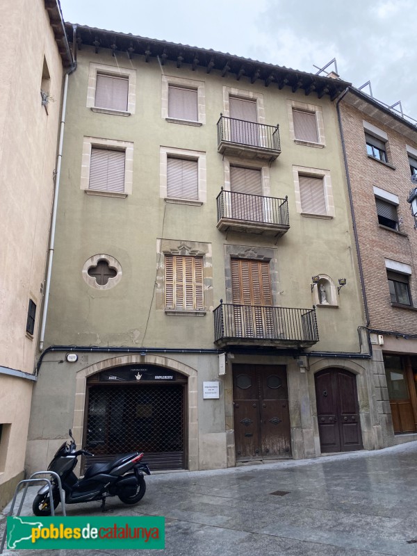Vic - Plaça Sant Felip, 10 (Foto: Albert Esteves, 2022) Vic - Plaça Sant Felip, 10