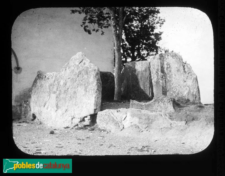 Folgueroles - Dolmen de Puigseslloses (Foto: <i>Josep Massot - Arxiu fotogràfic Centre Excursionista de Catalunya-</I>, c1909) Folgueroles - Dolmen de Puigseslloses