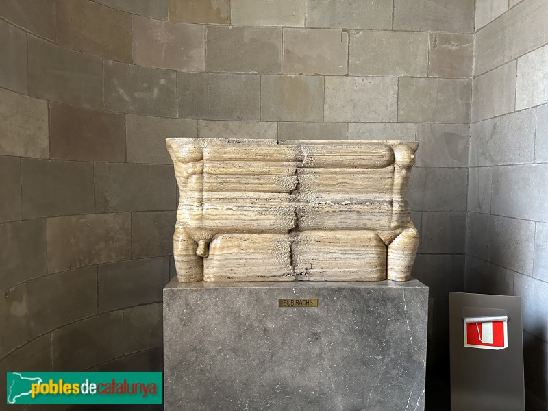Barcelona - Casa de la Ciutat. Escultura Matèria i Forma (Subirachs)
