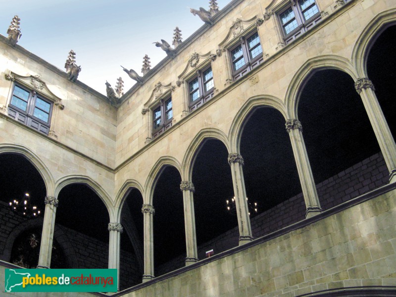 Barcelona - Casa de la Ciutat. Galeria gòtica (Foto: Albert Esteves, 2008) Barcelona - Casa de la Ciutat. Galeria gòtica