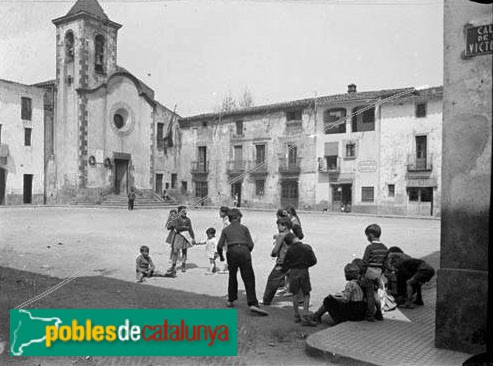 Aiguafreda - Plaça Major (Foto: Frederic Flos -Arxiu Fotogràfic Centre Excursionista de Catalunya-, c1940) Aiguafreda - Plaça Major