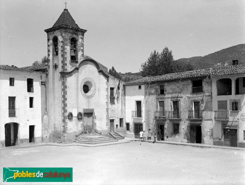 Aiguafreda - Plaça Major (Foto: Frederic Flos -Arxiu Fotogràfic Centre Excursionista de Catalunya-, c1940) Aiguafreda - Plaça Major