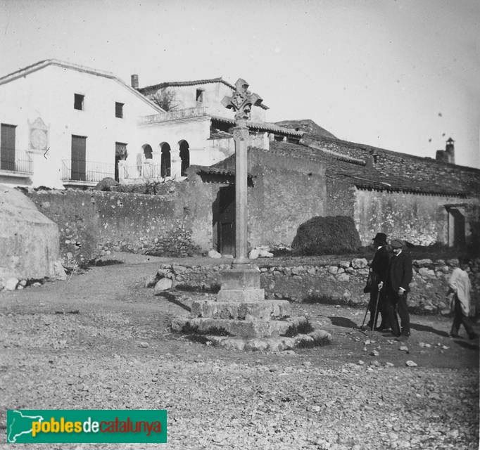 Olesa de Bonesvalls - Creu de terme del segle XIX (Foto: <i>Joan Roig -Arxiu Fotogràfic Centre Excursionista de Catalunya-</i>, 1914) Olesa de Bonesvalls - Creu de terme del segle XIX