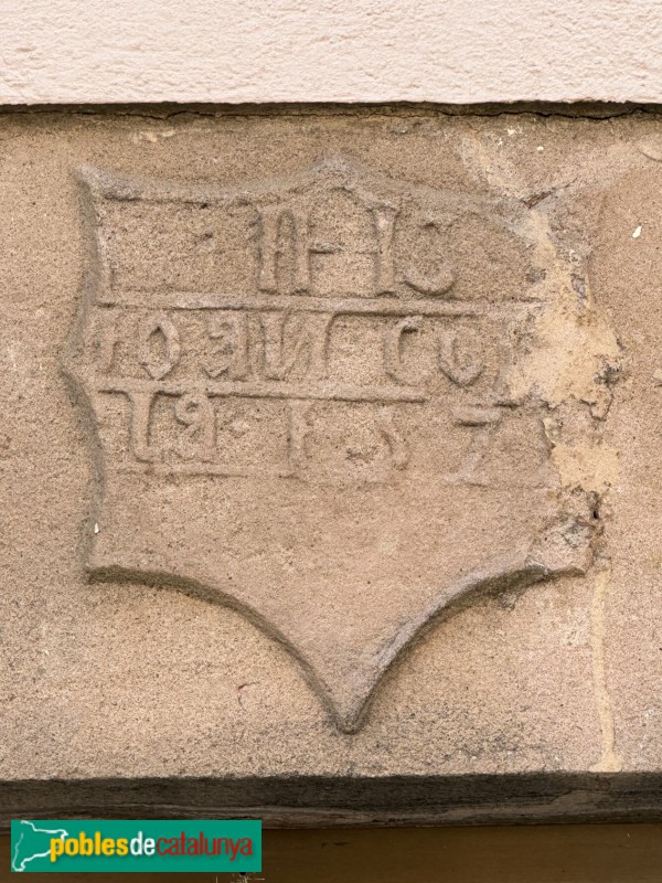 Seva - Escut en una llinda de 1575 (Foto: Albert Esteves, 2023) Seva - Escut en una llinda de 1575