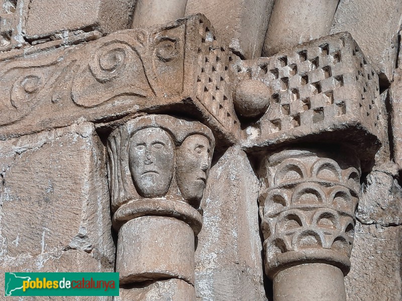 Escunhau - Església de Sant Pere, portada (Foto: Vicent Miralles, 2022) Escunhau - Església de Sant Pere, portada