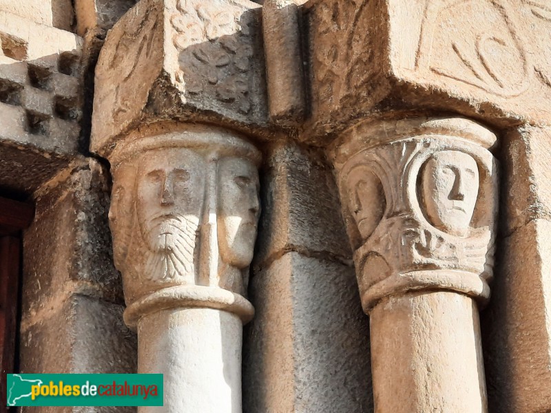 Escunhau - Església de Sant Pere, portada (Foto: Vicent Miralles, 2022) Escunhau - Església de Sant Pere, portada