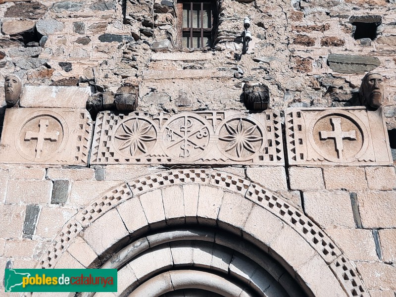 Escunhau - Església de Sant Pere, portada (Foto: Vicent Miralles, 2022) Escunhau - Església de Sant Pere, portada