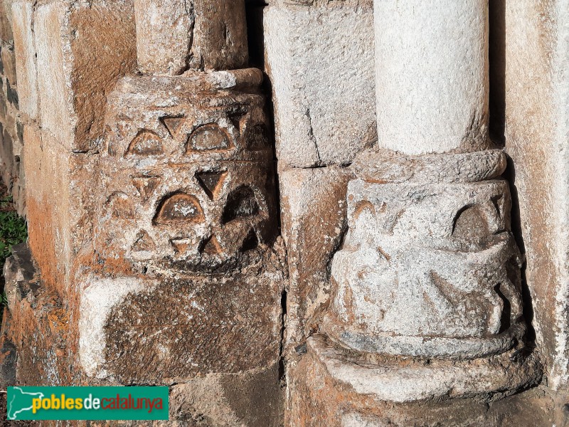 Escunhau - Església de Sant Pere, portada (Foto: Vicent Miralles, 2022) Escunhau - Església de Sant Pere, portada