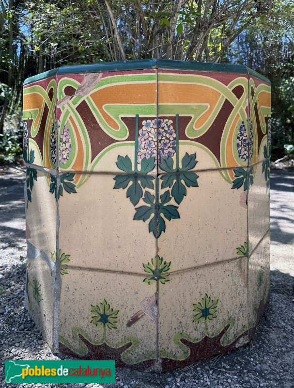 San Esteve Sesrovires - Ca n'Amat. Jardinera (Foto: Albert Esteves, 2023) San Esteve Sesrovires - Ca n'Amat. Jardinera