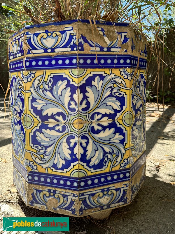 San Esteve Sesrovires - Ca n'Amat. Jardinera (Foto: Albert Esteves, 2023) San Esteve Sesrovires - Ca n'Amat. Jardinera