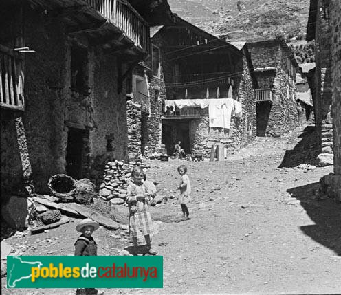 Un carrer de Taüll (Foto: <i>Albert Oliveras -Arxiu Fotogràfic Centre Excursionista de Catalunya-</i>, 1926) Un carrer de Taüll