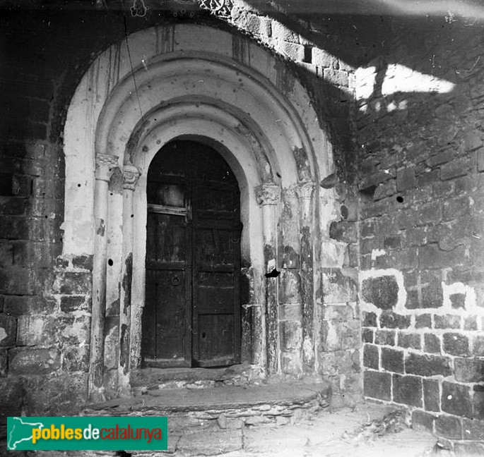 Durro - Església de la Nativitat de la Mare de Déu. Portada (Foto: <i>Josep Salvany. Fons Salvany. Biblioteca de Catalunya-</i>, 1920) Durro - Església de la Nativitat de la Mare de Déu. Portada