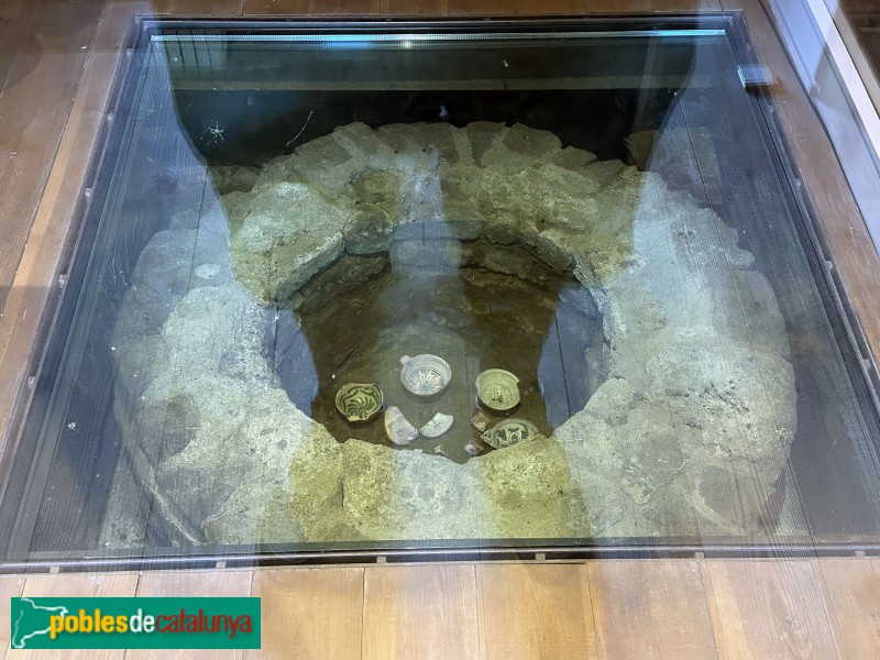 Erill la Vall - Església de Santa Eulàlia. Pica baptismal romànica (Foto: Albert Esteves, 2023) Erill la Vall - Església de Santa Eulàlia. Pica baptismal romànica