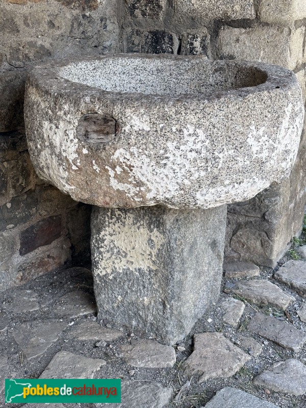 Erill la Vall - Església de Santa Eulàlia. Pica baptismal (Foto: Albert Esteves, 2023) Erill la Vall - Església de Santa Eulàlia. Pica baptismal