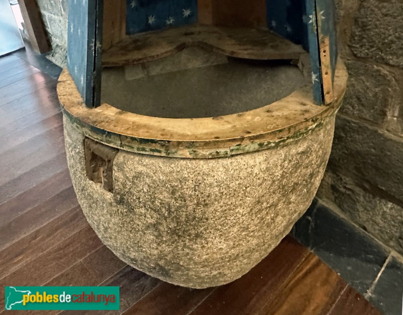 Durro - Església de la Nativitat de la Mare de Déu. Pica baptismal (Foto: Albert Esteves, 2023) Durro - Església de la Nativitat de la Mare de Déu. Pica baptismal