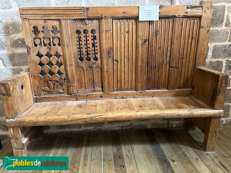 Durro - Església de la Nativitat de la Mare de Déu. Banc dels segles XII i XVI (Foto: Albert Esteves, 2023) Durro - Església de la Nativitat de la Mare de Déu. Banc dels segles XII i XVI