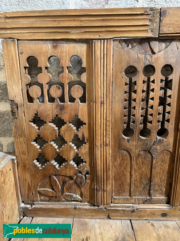 Durro - Església de la Nativitat de la Mare de Déu. Banc dels segles XII i XVI (Foto: Albert Esteves, 2023) Durro - Església de la Nativitat de la Mare de Déu. Banc dels segles XII i XVI