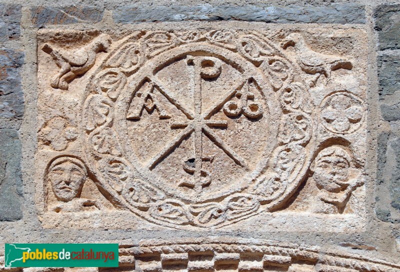 Cóll - Església de Santa Maria. Crismó, a la portada (Foto: Albert Esteves, 2023) Cóll - Església de Santa Maria. Crismó, a la portada