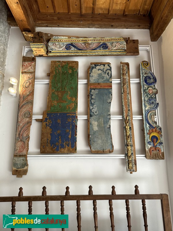 Cóll - Església de Santa Maria. Restes d'un retaule barroc (Foto: Albert Esteves, 2023) Cóll - Església de Santa Maria. Restes d'un retaule barroc