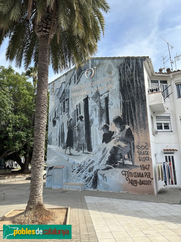 La Ràpita - Mural <i>Les Remendadores</i> (Foto: Albert Esteves, 2023) La Ràpita - Mural <i>Les Remendadores</i>