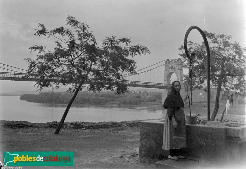 Amposta - Una dona al pou, amb el pont penjant al fons (Foto: <i>Francesc Blasi -Arxiu Fotogràfic Centre Excursionista de Catalunya-</i>, 1925-30) Amposta - Una dona al pou, amb el pont penjant al fons