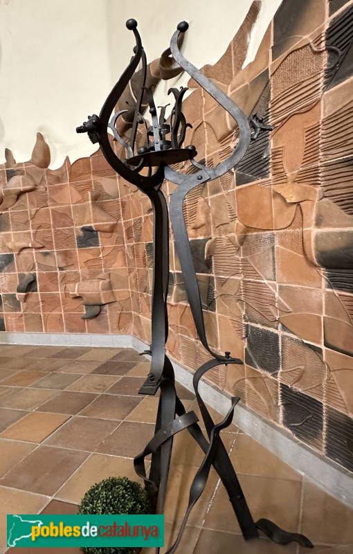 Església de Sant Pere de Vilamajor - Canelobre del ciri pasqual (Chaume Yoshitaka) (Foto: Albert Esteves, 2023) Església de Sant Pere de Vilamajor - Canelobre del ciri pasqual (Chaume Yoshitaka)