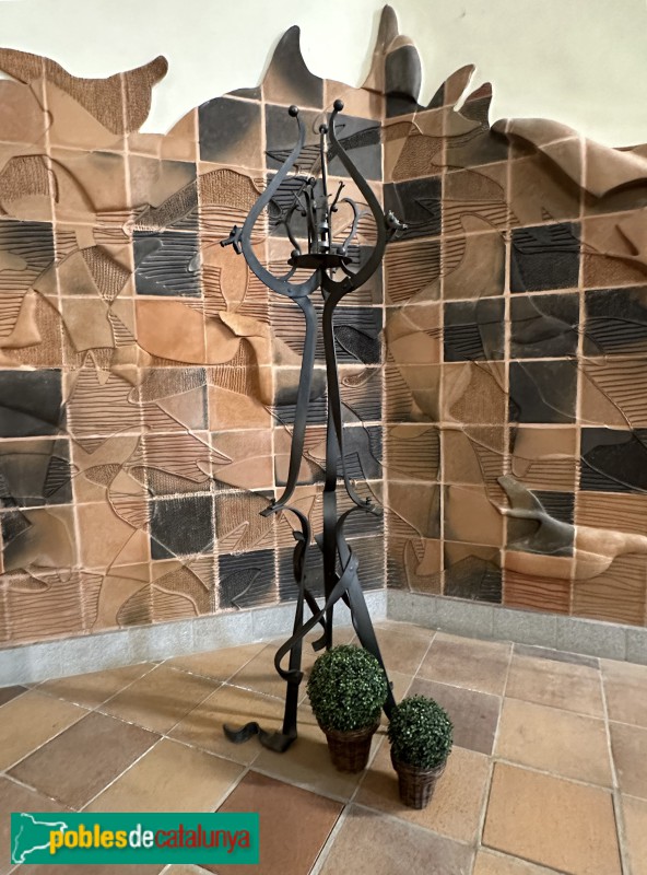 Església de Sant Pere de Vilamajor - Canelobre del ciri pasqual (Chaume Yoshitaka) (Foto: Albert Esteves, 2023) Església de Sant Pere de Vilamajor - Canelobre del ciri pasqual (Chaume Yoshitaka)