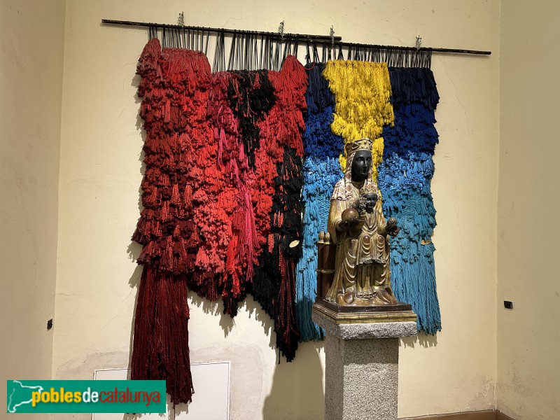 Església de Sant Pere de Vilamajor - Tapís de la capella de Montserrat (Maria Villalba) (Foto: Albert Esteves, 2023) Església de Sant Pere de Vilamajor - Tapís de la capella de Montserrat (Maria Villalba)