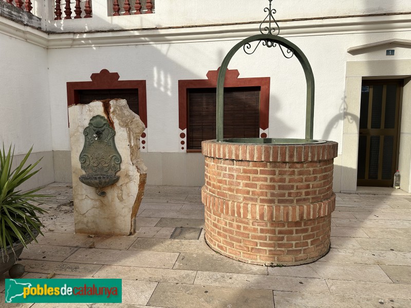 La Galera. Plaça amb font i pou (Foto: Albert Esteves, 2023) La Galera. Plaça amb font i pou