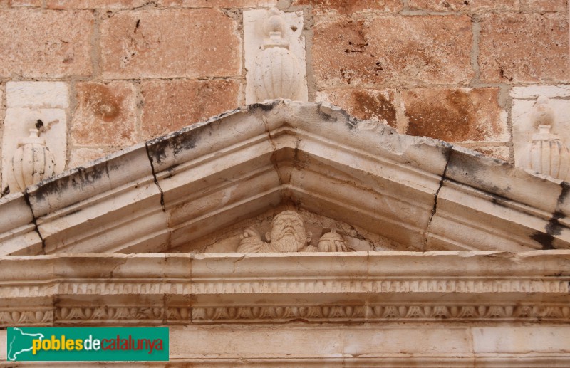 Alcanar - Església de Sant Miquel. Portada (Foto: Albert Esteves, 2023) Alcanar - Església de Sant Miquel. Portada