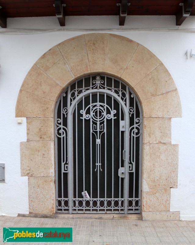 Les Cases d'Alcanar. Portal de 1617 (Foto: Albert Esteves, 2023) Les Cases d'Alcanar. Portal de 1617